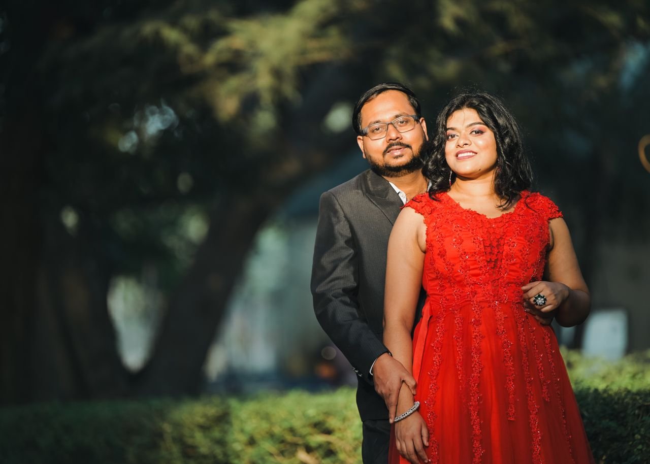 Mastering the First Impression: Your intriguing post title goes here Elegant pre-wedding photoshoot highlighting love and style outdoors in Kolkata.